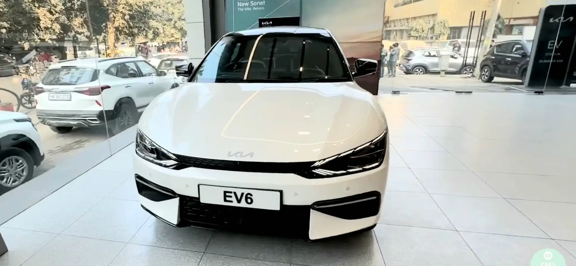 770km की रेंज के साथ मार्केट में तहलका मचाने आई Kia EV6 Electric Car, जानें फीचर्स और कीमत!